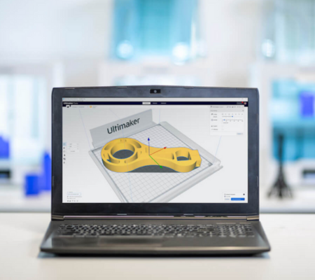 Laptop with Ultimaker Cura on the screen